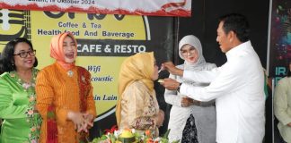 Pjs Wali Kota Batam Apresiasi Peran FPPI dalam Pemberdayaan Perempuan pada Ulang Tahun ke-2 di Batam Penjabat Sementara (Pjs) Wali Kota Batam, Andi Agung, menghadiri perayaan ulang tahun ke-2 Forum Pemberdayaan Perempuan Indonesia (FPPI) DPC Kota Batam yang berlangsung di Cafe Erbi, Bengkong Laut, Sabtu (19/10/2024). f,Pemko Batam