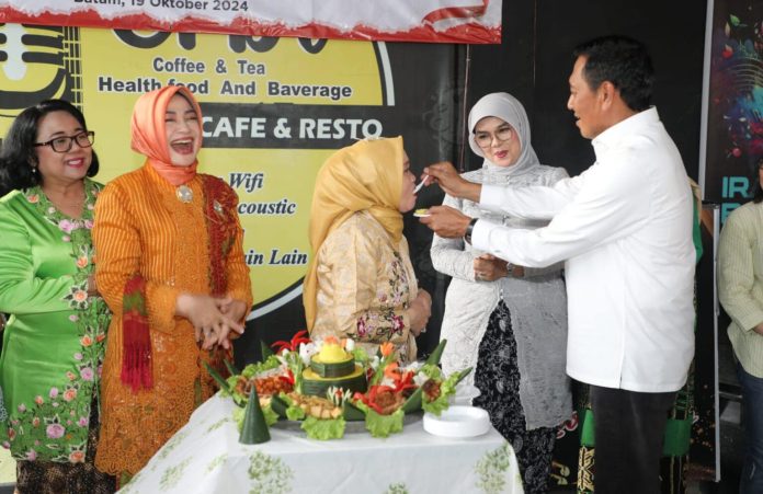 Penjabat Sementara (Pjs) Wali Kota Batam, Andi Agung, menghadiri perayaan ulang tahun ke-2 Forum Pemberdayaan Perempuan Indonesia (FPPI) DPC Kota Batam yang berlangsung di Cafe Erbi, Bengkong Laut, Sabtu (19/10/2024). f,Pemko Batam