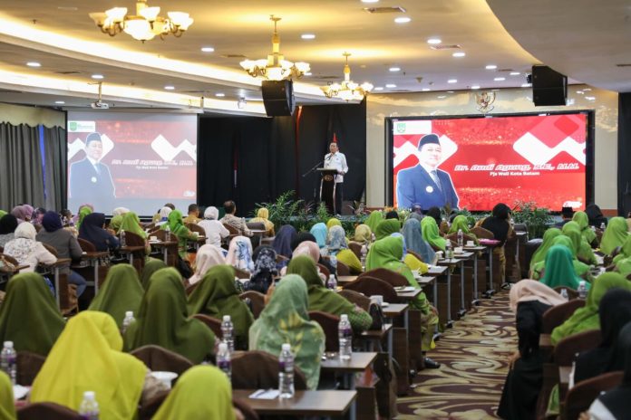 Penjabat Sementara (Pjs) Wali Kota Batam, Andi Agung, membuka Pembekalan Satgas Kelurahan Bersinar di Hotel Golden View Bengkong, Kota Batam, Senin (21/10/2024). f,Pemko Batam