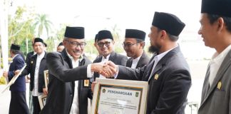 Peringati Hari Santri ke-10, Sekda Batam Ajak Santri Berperan dalam Kemajuan Bangsa Sekretaris Daerah Kota Batam, Jefridin mengajak para santri untuk terus meningkatkan kualitas hidup serta berperan dalam kemajuan bangsa melalui pendidikan dan pengabdian kepada agama serta masyarakat. f,Pemko Batam