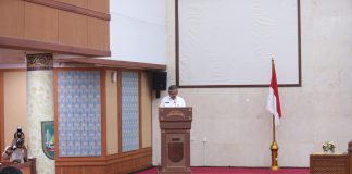 Optimalisasi Transportasi Publik, Pemko Batam Sampaikan Ranperda Angkutan Umum Massal Sekretaris Daerah Kota Batam, Jefridin, M.Pd. menyampaikan penjelasan terkait Rancangan Peraturan Daerah (Ranperda) tentang Penyelenggaraan Angkutan Umum Massal di Kota Batam dalam Rapat Paripurna DPRD Kota Batam yang berlangsung di Ruang Sidang Utama, Rabu (23/10/2024). f,Pemko Batam