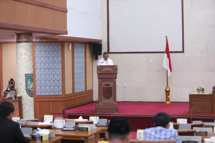 Sekretaris Daerah Kota Batam, Jefridin, M.Pd. menyampaikan penjelasan terkait Rancangan Peraturan Daerah (Ranperda) tentang Penyelenggaraan Angkutan Umum Massal di Kota Batam dalam Rapat Paripurna DPRD Kota Batam yang berlangsung di Ruang Sidang Utama, Rabu (23/10/2024). f,Pemko Batam