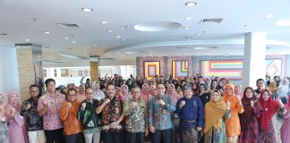 Sekda Batam Resmi Buka Gebyar Bulan Bahasa 2024, Dorong Generasi Muda Cintai Budaya Melayu Sekretaris Daerah Kota Batam, Jefridin secara resmi membuka Gebyar Bulan Bahasa 2024 yang digelar oleh Musyawarah Guru Mata Pelajaran (MGMP) Bahasa Indonesia Kota Batam, di Aula Mega Mall Batam Center, Kamis (24/10/2024). f,Pemko Batam