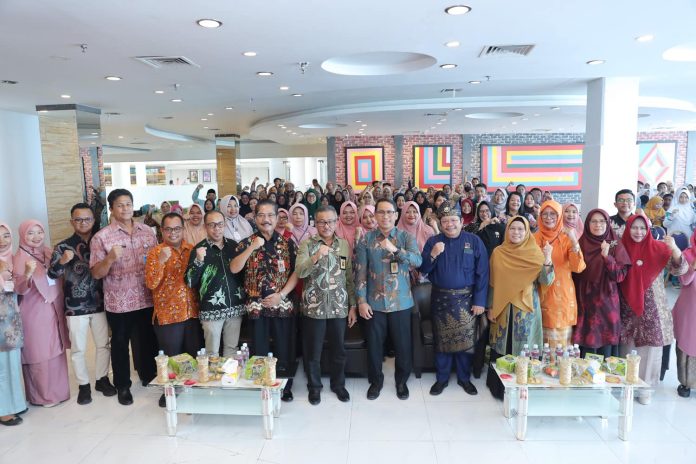 Sekretaris Daerah Kota Batam, Jefridin secara resmi membuka Gebyar Bulan Bahasa 2024 yang digelar oleh Musyawarah Guru Mata Pelajaran (MGMP) Bahasa Indonesia Kota Batam, di Aula Mega Mall Batam Center, Kamis (24/10/2024). f,Pemko Batam