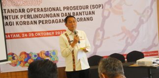 Pemko Batam Komitmen Perangi TPPO Penjabat Sementara (Pjs) Wali Kota Batam, Andi Agung sampaikan sambutannya saat membuka workshop SOP untuk Perlindungan dan Bantuan Bagi Korban Perdagangan Orang di Aston Batam Hotel & Residence, Kamis (24/10/2024). f,Pemko Batam