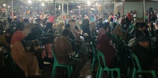 Dukungan Makin Meluas, Lis-Raja Jadi Simbol Harapan Masyarakat Tanjungpinang untuk Masa Depan Lebih Baik Kampanye yang berlangsung di Kelurahan Pinang Kencana, Ganet, Tanjungpinang, dipenuhi oleh warga setempat yang ingin mendengarkan langsung program-program unggulan yang ditawarkan oleh Lis-Raja. f,dok tim Lis-Raja