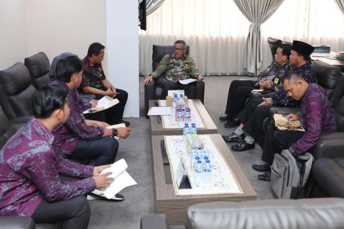 Sekretaris Daerah Kota Batam, Jefridin, selaku Ketua Lembaga Pengembangan Tilawatil Qur’an (LPTQ) Kota Batam, memimpin rapat bersama para pengurus LPTQ Kota Batam, di ruang kerja Sekda, Kantor Walikota Batam, Kamis (24/10/2024) . F,Pemko Batam