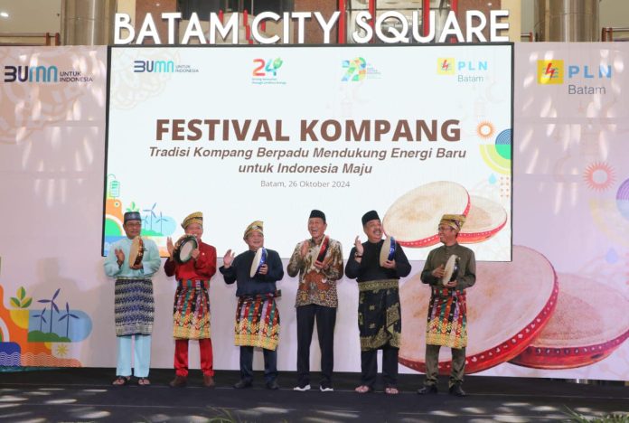 Pjs Wali Kota Batam, Andi Agung menghadiri Festival Kompang Batam yang diadakan di BCS Mall Nagoya, Sabtu Pagi, (26/10/2024) f.Pemko Batam.
