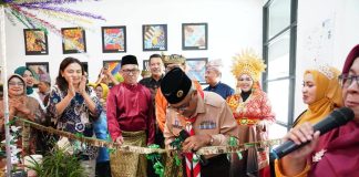Sekda Kota Batam Dorong Guru Penggerak untuk Terus Berinovasi dan Kreatif dalam Lokakarya Panen Hasil Belajar PPGP Angkatan 10 Sekretaris Daerah Kota Batam, Jefridin, memberikan motivasi kepada para guru dalam acara Lokakarya 7/Panen Hasil Belajar Program Pendidikan Guru Penggerak (PPGP) Angkatan 10 Kota Batam di Gedung Politeknik Pariwisata Batam, Minggu (27/10/2024). f,Pemko Batam