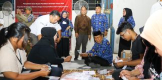 Pjs Wali Kota Batam Ajak Masyarakat Sukseskan Pilkada 2024 Penjabat Sementara (Pjs) Wali Kota Batam, Andi Agung, meninjau kesiapan dan logistik Pilkada di Kantor Komisi Pemilihan Umum (KPU) Kota Batam, Sekupang, Senin (28/10/2024). F, Pemko Batam