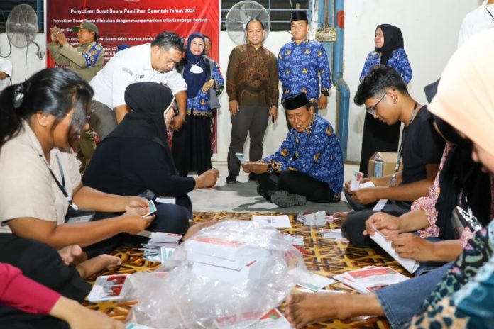 Penjabat Sementara (Pjs) Wali Kota Batam, Andi Agung, meninjau kesiapan dan logistik Pilkada di Kantor Komisi Pemilihan Umum (KPU) Kota Batam, Sekupang, Senin (28/10/2024). F, Pemko Batam