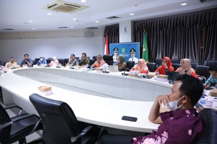 Sekretaris Daerah Kota Batam, Jefridin, mewakili pemerintah kota dalam presentasi penilaian secara daring berlangsung Senin (28/10/2024). F, Pemko Batam