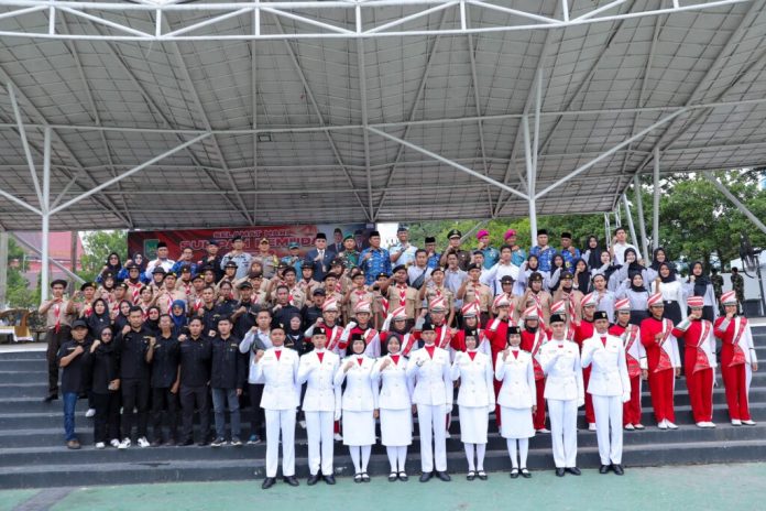 Sekretaris Daerah Kota batam, Jefridin, mengikuti jalannya upacara bendera dalam rangka memperingati hari sumpah pemuda ke-96 Tingkat Kota Batam Tahun 2024 di Dataran Engku Putri, Kantor Walikota Batam, pada Senin (28/10/2024). F, Pemko Batam