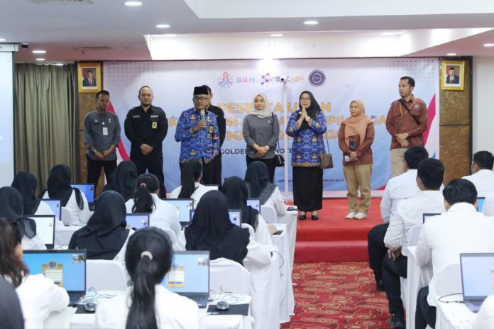 Sekretaris Daerah Kota Batam, Jefridin, memberikan pengarahan langsung kepada Calon Pegawai Negeri Sipil (CPNS) di Lingkungan Pemerintah Kota Batam untuk formasi tahun 2024. Acara berlangsung di Hotel Golden View Kota Batam, Senin (28/10/2024). F, Pemko Batam