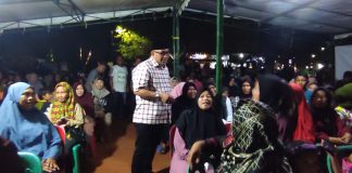 Warga Kampung Sidomukti Tertarik Program Pendidikan Gratis dan Lapangan Kerja Baru Lis-Raja Calon Wali Kota Tanjungpinang, Lis Darmansyah saat menyapa ratusan warga Kampung Sidomukti dan Perumahan Hangtuah berkumpul di Lapangan Aura Ganet, Jalan SMP 16 Ganet, Kelurahan Pinang Kencana, Kecamatan Tanjungpinang Timur, Senin (30/9/2024). F, Dok tim Lis-Raja
