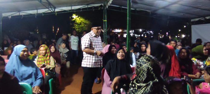 Calon Wali Kota Tanjungpinang, Lis Darmansyah saat menyapa ratusan warga Kampung Sidomukti dan Perumahan Hangtuah berkumpul di Lapangan Aura Ganet, Jalan SMP 16 Ganet, Kelurahan Pinang Kencana, Kecamatan Tanjungpinang Timur, Senin (30/9/2024). F, Dok tim Lis-Raja