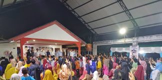 Rudi-Rafiq Dapat Dukungan Kuat di Sambau: Warga Percaya pada Perubahan Kepri Ratusan masyarakat Kelurahan Sambau memenuhi lokasi acara sambil meneriakkan yel-yel untuk pasangan Rudi-Rafiq dalam kunjungannya pada Senin malam (30/9/2024). F, tim Rudi-Rafiq