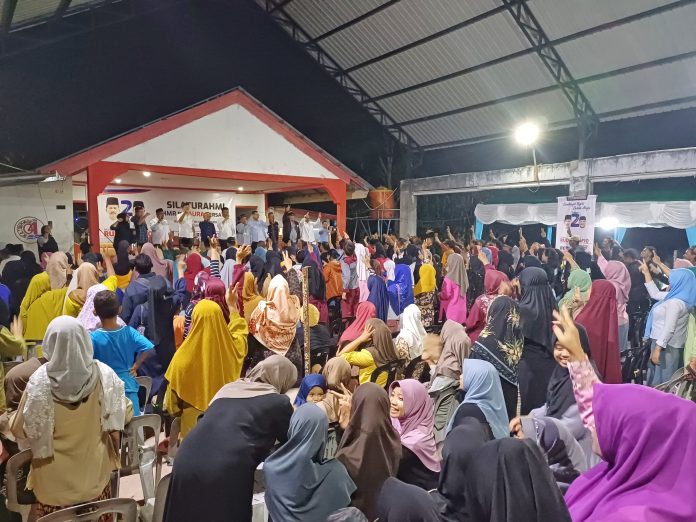 Ratusan masyarakat Kelurahan Sambau memenuhi lokasi acara sambil meneriakkan yel-yel untuk pasangan Rudi-Rafiq dalam kunjungannya pada Senin malam (30/9/2024). F, tim Rudi-Rafiq