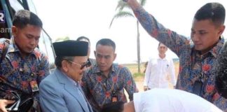 Dua Rudi, Satu Visi: Membangun Masa Depan Batam Calon Gubernur Kepri, H Muhammad Rudi, saat ini menjabat Wali Kota Batam saat mencium tangan Mantan Presiden RI Baharuddin Jusuf (BJ) Habibie saat berkunjung ke Batam. f, kiriman untuk BI