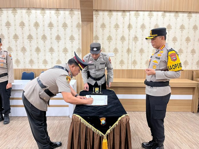 Kapolresta Tanjungpinang, Kombes Pol Budi Santosa, resmi melantik AKP Marganda Pandapotan sebagai Pejabat Kabag Logistik Polresta Tanjungpinang di Rupatama Polresta TanjungpinangKamis, (3/10/2024). F, Polresta Tanjungpinang