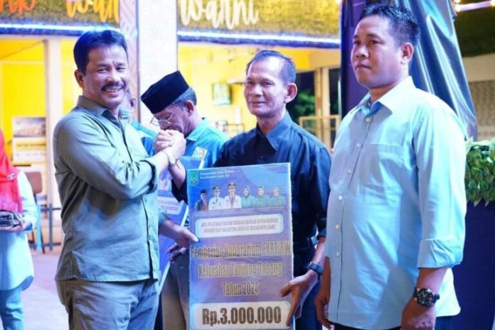 Selama dua periode menjabat sebagai Wali Kota Batam, Rudi telah menunjukkan komitmen kuatnya dengan meningkatkan insentif bulanan bagi ketua RT/RW. F,dok tim Rudi-Rafiq