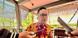 Simpati Dengan Lis-Raja, Pemuda Ini Ingin Bagi Beras Bantu Masyarakat Tim Hukum Paslon Walikota dan Wakil Walikota Tanjungpinang Lis-Raja Nomor 2, Urip Santoso mengatakan pihaknya telah menelusuri beras ditempel stiker gambar Lis Darmansyah tersebut. F,dok Lis-Raja