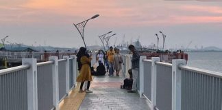 Bangun Kampung Tua hingga Taman di Atas Laut: Bukti Kerja Rudi Majukan Tanjungriau Jasa H Muhammad Rudi (HMR) dalam memajukan Kota Batam saat menjabat Wali Kota dan Kepala Badan Pengusahaan (BP) Batam mendapat apresiasi tinggi dari masyarakat. F, tim HMR