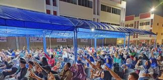 Warga Batam Pandang H Muhammad Rudi Sebagai Kunci Kemajuan Kepri Dukungan masyarakat Kota Batam terlihat jelas dalam acara Silaturahmi dan Kampanye Dialogis pasangan calon Gubernur dan Wakil Gubernur Kepri, HMR dan H Aunur Rafiq, di Tibanbaru dan Tanjungriau, Kecamatan Sekupang, Kota Batam, Jumat (11/10/2024). F, tim HMR