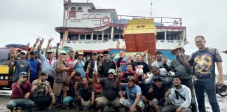 Suara Tersembunyi: Harapan Penarik Becak dan Buruh Pelabuhan di Pelantar II Calon Wali Kota Tanjungpinang, Lis Darmansyah mengunjungi penarik becak barang dan buruh pelabuhan di Pelantar II, bukan untuk berkampanye, tetapi untuk mendengar langsung aspirasi yang jarang terungkap, Hari Senin (14/10) f, dok Lis-Raja