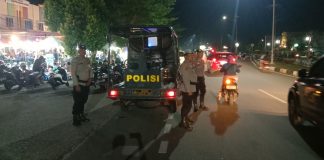 Polsek Tanjungpinang Timur Terima Laporan Keamanan dari Masyarakat, Personel Patroli Dikerahkan Polsek Tanjungpinang Timur menerima laporan dari masyarakat mengenai isu keamanan, sehingga personel segera dikerahkan untuk melaksanakan patroli dalam rangka Kegiatan Rutin Yang Ditingkatkan (KRYD) Rabu malam, 16 Oktober 2024. F, Polresta Tanjungpinang