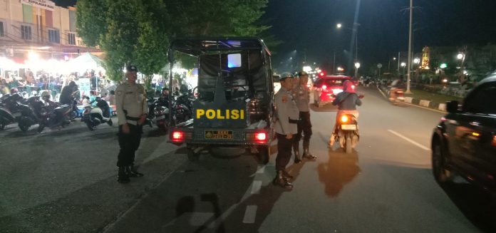 Polsek Tanjungpinang Timur menerima laporan dari masyarakat mengenai isu keamanan, sehingga personel segera dikerahkan untuk melaksanakan patroli dalam rangka Kegiatan Rutin Yang Ditingkatkan (KRYD) Rabu malam, 16 Oktober 2024. F, Polresta Tanjungpinang