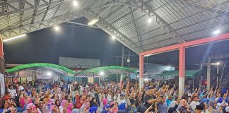Tidak Lupakan Jasa, Warga Sadai siap Bersatu Memenangkan Rudi-Rafiq jadi Gubernur dan Wakil Gubernur Kepri Masyarakat Kelurahan Sadai menunjukkan antusiasme tinggi dalam menghadiri acara silaturahmi dan kampanye dialogis pasangan calon gubernur dan wakil gubernur Kepulauan Riau (Kepri), nomor urut 2, H Muhammad Rudi (HMR) dan H Aunur Rafiq (Rudi-Rafiq), Kamis (17/10/2024) malam. Tim HMR