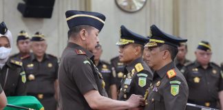 Jaksa Agung Lantik JAM-Pidmil dan Kajati DKI Jakarta Jaksa Agung Republik Indonesia, ST Burhanuddin, resmi melantik Mayjen TNI Dr. Mokhamad Ali Ridho, S.H., M.Hum. sebagai Jaksa Agung Muda Pidana Militer (JAM-Pidmil), dan Dr. Patris Yusrian Jaya, S.H., M.H sebagai Kepala Kejaksaan Tinggi Daerah Khusus Jakarta. F, humas Kejagung