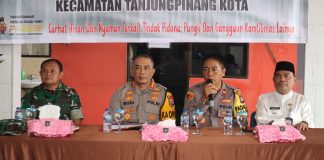 Kapolresta Tanjungpinang Gelar Jumat Curhat : Masyarakat dan Polri Bersinergi: Upaya Menangkal Gangguan Kamtibmas Kapolresta Tanjungpinang, Kombes Pol. Budi Santosa, menggelar kegiatan Jumat Curhat di Kedai Kopi Laut Jaya, Jalan Plantar 2, Jumat (18/10/2024). F,Polresta Tanjungpinang