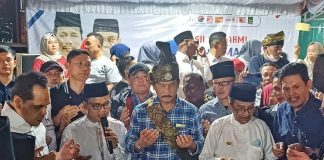 Beri Kejutan Ultah, Masyarakat Tanjunguma Doakan Rudi Jadi Gubernur & Majukan Kepri Momen saat masyarakat Kelurahan Tanjunguma memberi kejutan di ulang tahun (ultah) calon Gubernur Kepulauan Riau (Kepri) H Muhammad Rudi (HMR) ke-61, yang jatuh pada Minggu, 20 Oktober 2024. F, tim. HMR