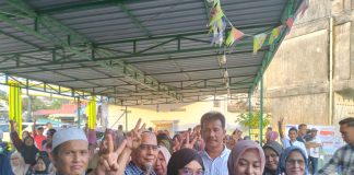 Warga Bukitcermin Ingin HMR Gubernur & Poles Tanjungpinang: Jangan Gini-gini Aja calon Gubernur Kepri nomor urut 2, H Muhammad Rudi (HMR), menggelar kampanye dialogis di Bukitcermin, Pujasera Asun, Selasa (22/10/2024) sore. F, tim HMR