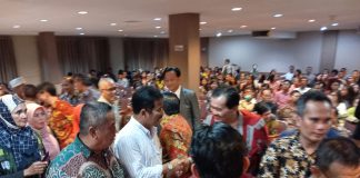 Hadiri Undangan Ultah ke-28 FKAG, Rudi Ajak Jemaat Kristiani Kompak Bangun Tanjungpinang dan Kepri Calon Gubernur Kepulauan Riau nomor urut 2, H. Muhammad Rudi (HMR), menghadiri acara Hari Ulang Tahun (HUT) Forum Komunikasi Antar Gereja (FKAG) di Bintan Plaza Hotel, Tanjungpinang, Selasa (22/10/2024) malam f, tim HMR