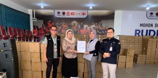 Rudi-Rafiq Kampanye Mengedepankan Program dan Hati Bersih Tim Pemenangan Calon Gubernur dan Wakil Gubernur Kepulauan Riau, H. Muhammad Rudi dan H. Aunur Rafiq (Rudi-Rafiq), menerima bahan kampanye dari Komisi Pemilihan Umum (KPU) Kepri, Sabtu (19/10/2024). F, Tim HMR