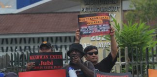 Demo Damai, Jurnalis dan Pembela HAM Tuntut Pengungkapan Kasus Molotov di Kantor Redaksi Jubi Koalisi Advokasi Keadilan dan Keselamatan Jurnalis di Tanah Papua, terdiri dari jurnalis dan pembela Hak Asasi Manusia, menggelar demonstrasi damai di Taman Imbi, Kota Jayapura, Rabu (23/10/2024). F, AMSI