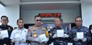 Penyelundupan Narkotika Jenis Sabu Sebanyak 10 Kilogram Berhasil Digagalkan Pangkoarmada I didampingi Komandan Lantamal IV, Laksamana Pertama TNI Tjatur Soniarto CHRMP., M.Tr.Opsla, dalam press conference, di Mako Lantamal IV, Rabu (23/10/2024). F, Danlantamal IV