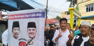 Joko, Pedagang Tahu Keliling, Keluar Masuk Pulau demi Rudi- Rafiq jadi Gubernur Sudah lama Joko, pedagang tahu keliling, mengagumi sosok H Muhammad Rudi (HMR). Rabu (23/10/2024), akhirnya keduanya bertemu HMR, saat berkunjung ke Kampung Baru, Tanjungpinang. F, tim HMR