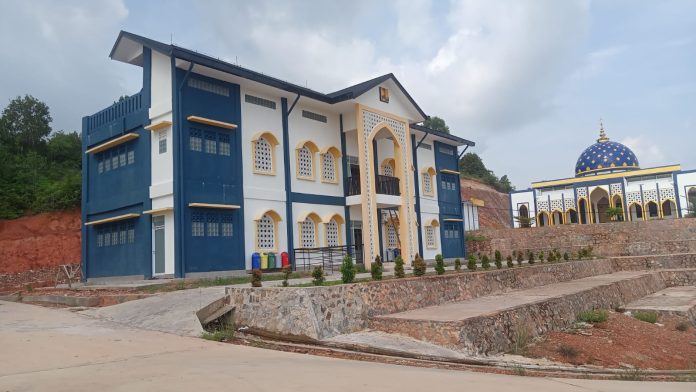 Pembangunan Rumah Susun (asrama) bagi santri di samping Quran Center yang terletak di Bukit Manuk, Kelurahan Kampung Bugis, Kecamatan Tanjungpinang Kota bersumber dari dana aspirasi Mantan Anggota DPR periode 2019-2024, Cen Sui Lan. F, BI