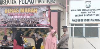 Polsek Bintan Timur Gelar Program Beras Murah untuk Masyarakat Polsek Bintan Timur, Polres Bintan, melaksanakan Program Beras Murah di Desa Mantang Lama, Kecamatan Mantang, pada Kamis (24/10/24). F, Polres Bintan