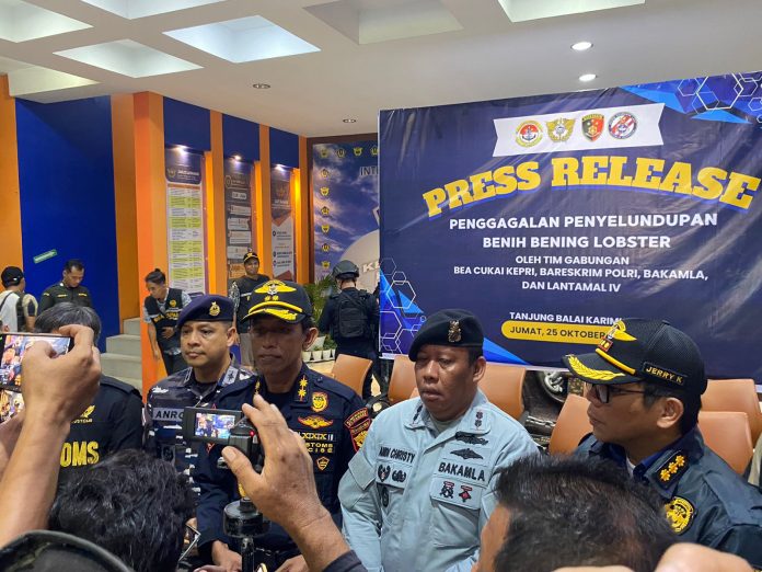 Bakamla RI melalui unsur KN. Bintang Laut-401 yang tergabung dalam Tim Operasi Khusus (Opsus) berhasil menggagalkan penyelundupan benih lobster di Perairan Pulau Tandur, Jumat (25/10/2024). Foto Humas Bakamla RI