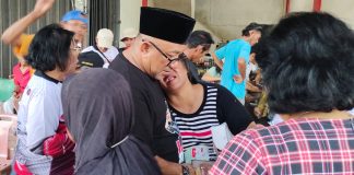 Selalu Ada di Setiap Kondisi, Warga Kijang Lama Sebut Hanya Lis Darmansyah Calon Walikota yang Peduli dan Dekat Momen haru Calon Wali Kota Tanjungpinang, Lis Darmansyah bersama warga Kijang Lama, Tanjungpinang, Sabtu (27/10/2024). F, tim Lis-Raja
