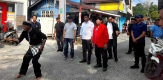 Gairah Perubahan: Rudi-Rafiq Diterima Hangat di Jemaja Rudi-Rafiq Diterima Hangat di Jemaja. Dalam acara Silaturahmi dan Kampanye Dialogis Pasangan Calon (Paslon) Gubernur dan Wakil Gubernur Kepri nomor urut 2, Rudi-Rafiq, Minggu (27/10/2024), Rudi menekankan pentingnya kolaborasi masyarakat. F, tim HMR