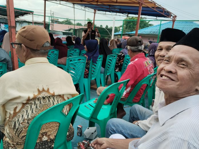 Warga Tanjungpinang yang sudah berusia lanjut (lansia) mengaku senang atas perhatian Wakil Wali Kota, Lis Darmansyah dan Raja Ariza (Lis-Raja) jika terpilih nanti. F, BI