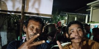 Warga Kampung Mekar Jaya : Kinerja Lis Darmansyah Jauh Lebih Baik dari Pemimpin Sebelumnya Warga Kampung Mekar Jaya, Tanjungpinang, berbagi pandangannya mengenai perbandingan kinerja Wali Kota sebelumnya dengan Lis Darmansyah saat menghadiri kampanye dialogis Lis-Raja, Minggu (14/10/2024) malam. F, BI