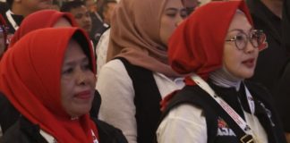 Hubungan Spesial Yuniarni Pustoko Weni dan alm. Pak Syahrul: Ikatan Keluarga yang Terjalin Sejak Sebelum Lahir Yuniarni Pustoko Weni istri Calon Wali Kota Tanjungpinang, Lis Darmansyah bersama istri almarhum Pak Syahrul, Juwairah saat debat Pilwako beberapa waktu lalu. F, BI