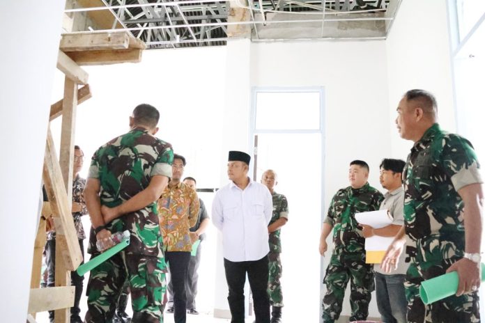 Ketua DPRD Provinsi Kepulauan Riau, H. Iman Sutiawan, bersama Ketua Komisi I DPRD Kepri, Muhammad Syahid Ridho, melakukan kunjungan ke Rumah Sakit Tingkat IV Batam (Rumkitban) di Bengkong, Batam, Senin (14/10/2024). F, DPRD Kepri